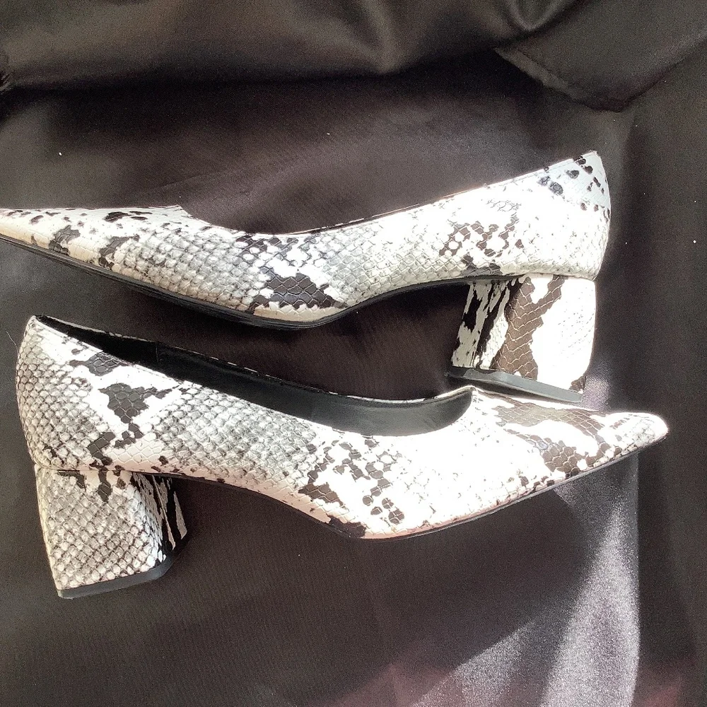 EUC Zara black white‎ snakeskin  print black heels